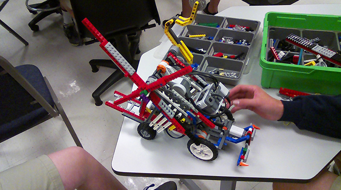 Kids building robots